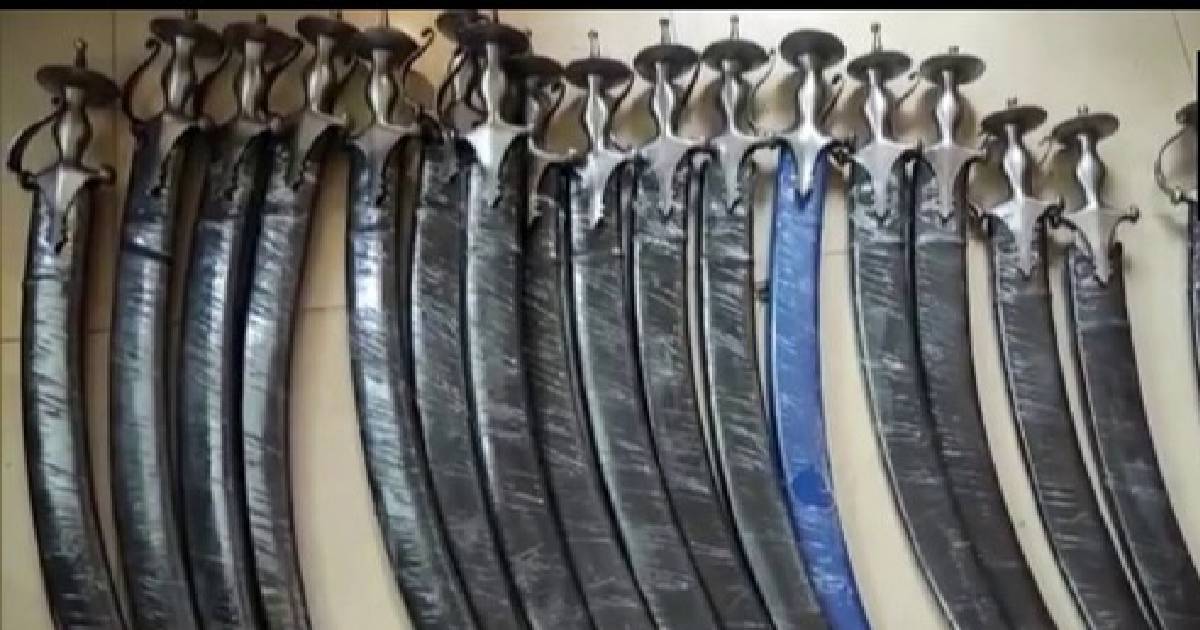 Maharashtra Police recovers 25 swords from auto in Nanded